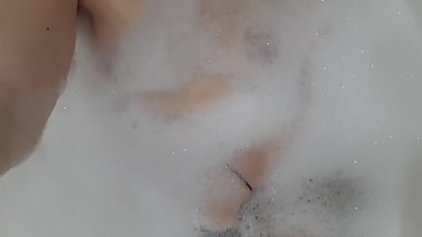 Pussy masturbation in bath