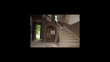 ministranci bawiÄ… siÄ™ na schodach podczas kolÄ™dy.