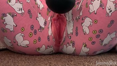 Cute teen plays on her bedroom floor. Orgasm 5.35 jammyjinx.