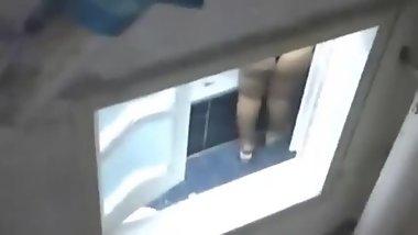 ÙˆØ§Ø¯ Ù‡Ø§ÙŠØ¬ Ø¨ÙŠØµÙˆØ± Ø¬Ø§Ø±ØªÙ‡ Ø¹Ø§Ø±ÙŠØ© Ù…Ù† Ø§Ù„Ø´Ø¨Ø§Ùƒx