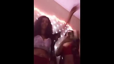 2 amiguitas muy cachondas