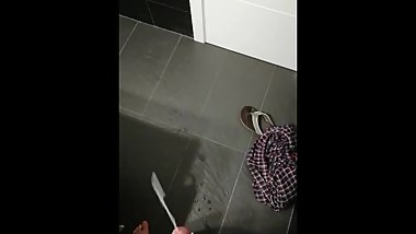 Quick Handjob, huge cumming on the floor