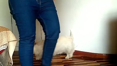 Nicole tries on tight pants