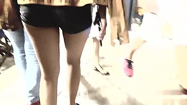 PIERNAS DE ADOLESCENTE EN SHORTS DE CUERO