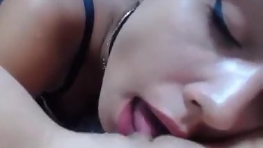 Novinha Lambendo Buceta da Prima Virgem