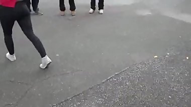 Ballbusting - Su amiga se divierte pateandole los testÃ­culos